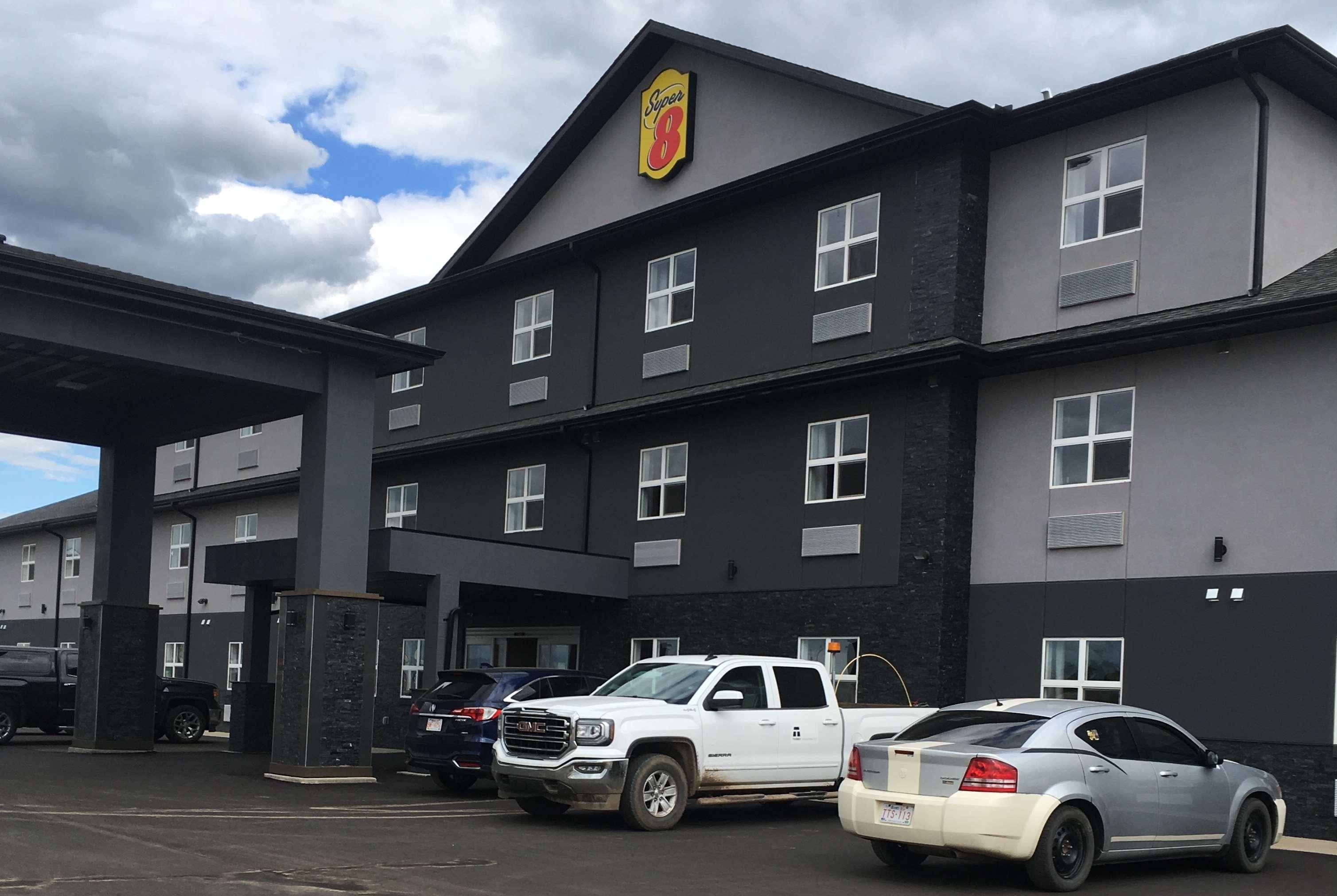 Super 8 By Wyndham Hardisty Hotel Exterior foto